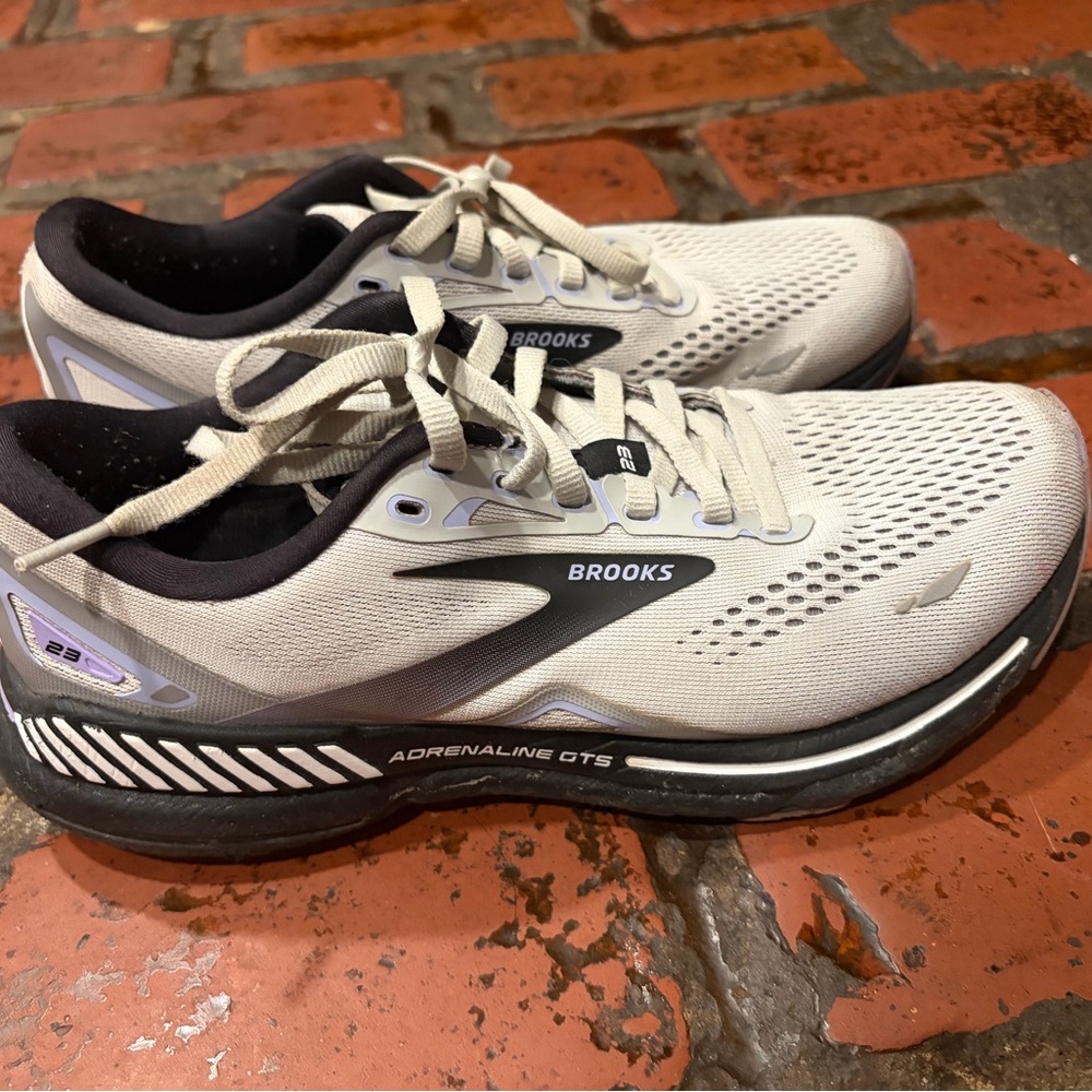 Brooks Adrenaline GTS23 Women 1203811B039 Gray/Black/Purple Sz 8.5W Shoe